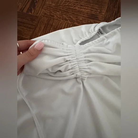 ruffled white mini skirt in size small barely worn in great condition - Picture 3 of 5